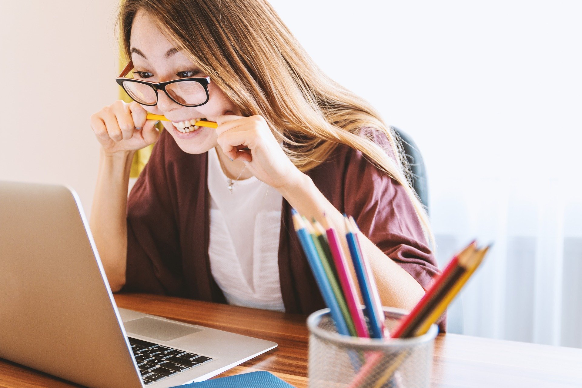 Woman with glasses learning on a computer.